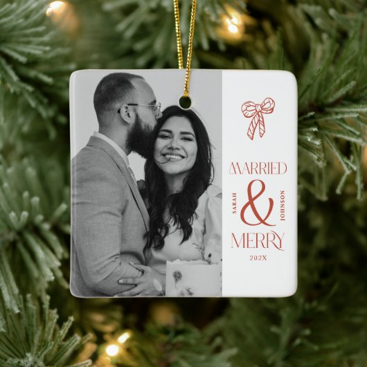 Modern Married and Merry Newlywed Bow Christmas Keramisch Ornament (Boom)