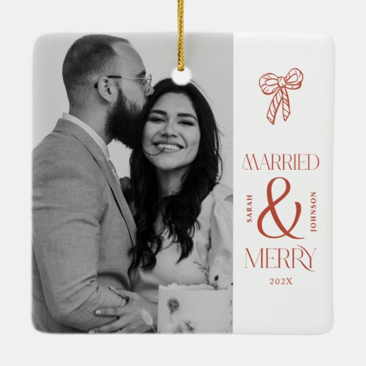 Modern Married and Merry Newlywed Bow Christmas Keramisch Ornament (Achterkant)