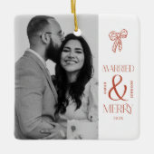 Modern Married and Merry Newlywed Bow Christmas Keramisch Ornament (Voorkant)