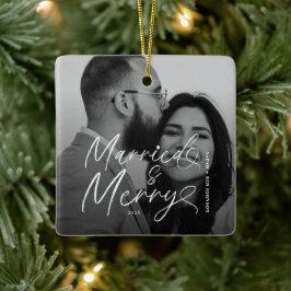 Modern Married and Merry Pas getrouwd Script voor  Keramisch Ornament