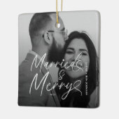 Modern Married and Merry Pas getrouwd Script voor  Keramisch Ornament (Links)