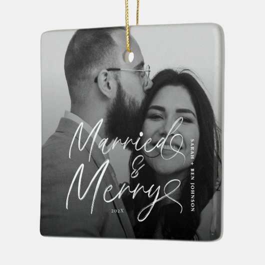 Modern Married and Merry Pas getrouwd Script voor  Keramisch Ornament (Links)