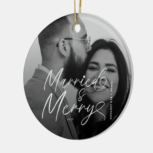 Modern Married and Merry Pas getrouwd Script voor Keramisch Ornament (Links)