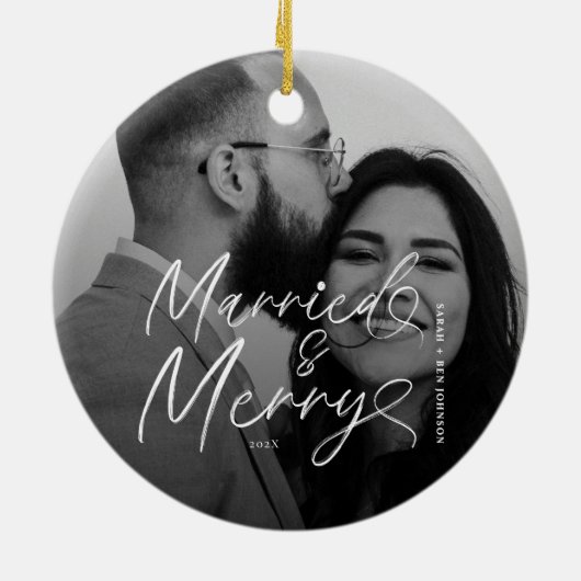 Modern Married and Merry Pas getrouwd Script voor  Keramisch Ornament (Achterkant)