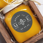 Modern Meant to Bee Honey Wedding Favor Chalkboard Ronde Sticker<br><div class="desc">Aangepast ontworpen honingbruiloft begunstigt stickers/etiketten met een modern "Meant to Bee"-ontwerp met een achtergrond van een krijtbord. Pas deze trouwfeesten aan stickers/labels met bruid- en grooms-initialen/monogram en trouwdatum. Gebruik de stickers op honingpotten om unieke DIY-huwelijkscadeaus voor je gasten te creëer.</div>