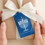 Modern Menorah Blue Hanukkah Gift Label Cadeaulabel<br><div class="desc">Dit Happy Hanukkah cadeau-label is uitgerust met een moderne en leuke menorah-illustratie die zich uitspreekt tegen een getextureerde achtergrond op blauw (of ENE KLEUR van uw keuze met de knop "aanpassen"!). De backer is wit met personalizable teksten in het "van"gebied voor handige, voorgedrukte labels of u kunt de manuscripttekst ontruimen...</div>