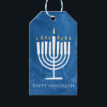 Modern Menorah Blue Hanukkah Gift Label Cadeaulabel<br><div class="desc">Dit Happy Hanukkah cadeau-label is uitgerust met een moderne en leuke menorah-illustratie die zich uitspreekt tegen een getextureerde achtergrond op blauw (of ENE KLEUR van uw keuze met de knop "aanpassen"!). De backer is wit met personalizable teksten in het "van"gebied voor handige, voorgedrukte labels of u kunt de manuscripttekst ontruimen...</div>