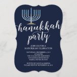 Modern Menorah Hanukkah Celebration Invitation Kaart<br><div class="desc">Begin je feestdag meteen met onze elegante blauwe Menorah Hanukkah Celebration Party Uitnodiging met een lichtblauwe menorah op een blauw marineklein met moderne typografie. Zorg ervoor dat al je vrienden en familieleden er zijn om dit vakantieseizoen met je te vieren! Hanukkah is voor de meesten een favoriete tijd van het...</div>