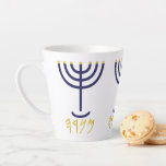 Modern Menorah Paleo Hebreeuws Blauw Goud Latte Mok<br><div class="desc">Modern blauw goud Menorah Paleo Hebreeuws. Het woord 'Menorah' in de oude pictografische taal van het Paleo Hebreeuws bestaat uit de letters Mem, Nun, Resh, Hey. Elk van de letters heeft een betekenis, zoals hier opgesomd. Mem - Chaos Mighty Blood, Nun - Continue Heir Son, Resh - First Top Beginning,...</div>