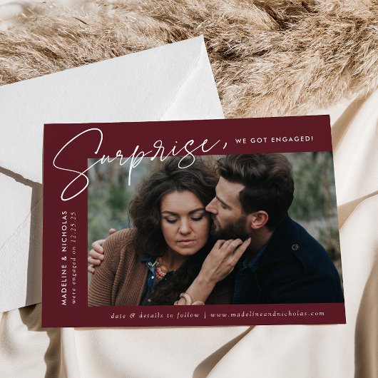 Modern Merlot Surprise Photo Verloving Aankondiging
