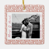 Modern Merry and Married Newlywed Bow Christmas Keramisch Ornament (Voorkant)