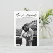 Modern Merry and Married Newlywed Script Christmas Feestdagenkaart (Staand voorkant)