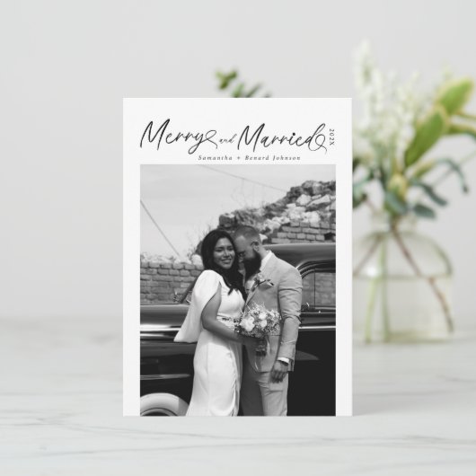 Modern Merry and Married Newlywed Script Christmas Feestdagenkaart (Staand voorkant)
