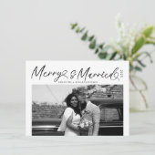Modern Merry and Married Newlywed Script Christmas Feestdagenkaart (Staand voorkant)