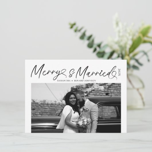 Modern Merry and Married Newlywed Script Christmas Feestdagenkaart (Staand voorkant)