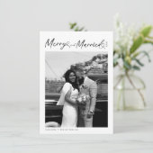 Modern Merry and Married Newlywed Script Christmas Feestdagenkaart (Staand voorkant)