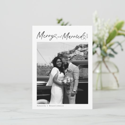 Modern Merry and Married Newlywed Script Christmas Feestdagenkaart (Staand voorkant)