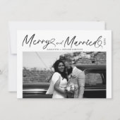 Modern Merry and Married Newlywed Script Christmas Feestdagenkaart (Voorkant)