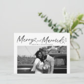 Modern Merry and Married Newlywed Script Christmas Feestdagenkaart (Staand voorkant)