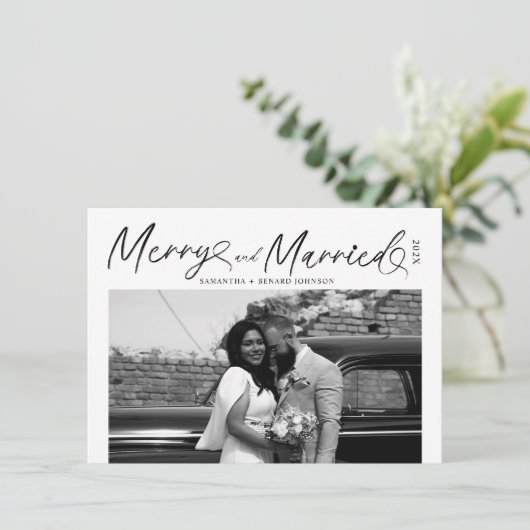 Modern Merry and Married Newlywed Script Christmas Feestdagenkaart (Staand voorkant)