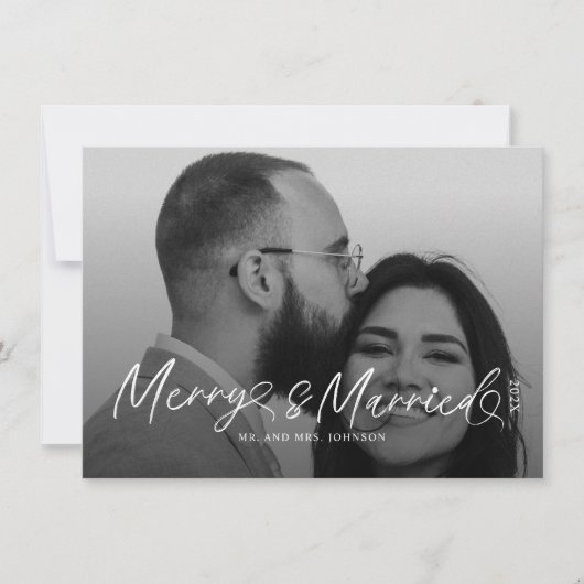 Modern Merry and Married Newlywed Script Christmas Feestdagenkaart (Voorkant)