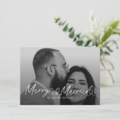 Modern Merry and Married Newlywed Script Christmas Feestdagenkaart (Staand voorkant)