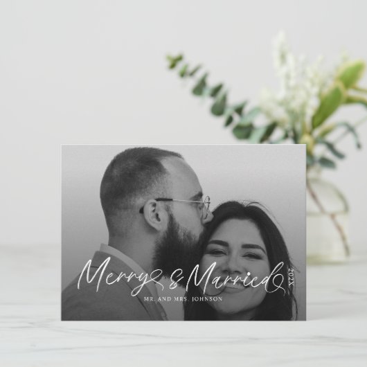 Modern Merry and Married Newlywed Script Christmas Feestdagenkaart (Staand voorkant)