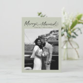 Modern Merry and Married Newlywed Script Christmas Feestdagenkaart (Staand voorkant)