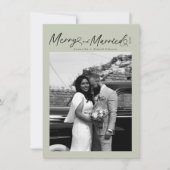 Modern Merry and Married Newlywed Script Christmas Feestdagenkaart (Voorkant)
