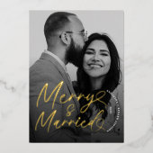 Modern Merry and Married Newlywed Script Christmas Folie Feestdagenkaart (Voorkant)