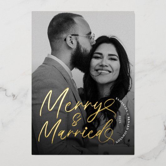Modern Merry and Married Newlywed Script Christmas Folie Feestdagenkaart (Voorkant)