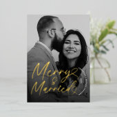 Modern Merry and Married Newlywed Script Christmas Folie Feestdagenkaart (Staand Voorkant)