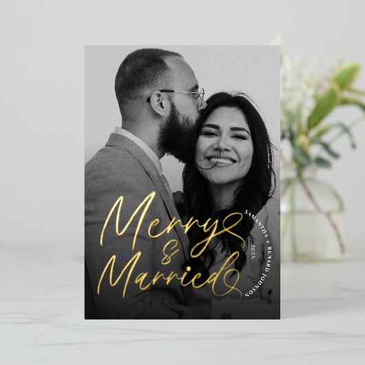Modern Merry and Married Newlywed Script Christmas Folie Feestdagenkaart (Staand Voorkant)