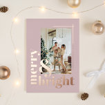 Modern Merry & Bright Photo Dusty Roos Kerstmis Folie Feestdagenkaart<br><div class="desc">Ik wens uw familie en vrienden een vrolijke en heldere kerstfeestdag met dit eenvoudige en elegante wenskaart met kerstbladfotografie in een stoffige roos kleur.</div>