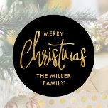 Modern Merry Christmas Custom Name Black Gold Ronde Sticker<br><div class="desc">Creëer uw eigen vakantie stickers met dit eenvoudige en elegante ontwerp. Deze cirkelvormige stickers tonen de woorden 'Merry Christmas' en kunnen worden gepersonaliseerd met een naam, uw familienaam of het vakantiejaar. Een moderne en chique sjabloon, met stijlvolle scriptbelettering met een getextureerd faux gold-effect, tegen een zwarte achtergrond. U kunt de...</div>