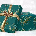 Modern Merry Christmas Custom Script Blauwgroen Go Cadeaupapier<br><div class="desc">Creëer uw eigen vakantie cadeau wrap met dit eenvoudige en elegante ontwerp. Een naadloos diagonaal patroon, met de woorden 'Vrolijk kerstfeest', en gepersonaliseerd met de naam van de ontvanger, uw familienaam of het vakantiejaar. Deze eigentijdse sjabloon is voorzien van stijlvolle scriptbelettering met een faux gold-effect, tegen een diep blauwgroen groene...</div>