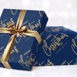 Modern Merry Christmas Custom Script Blue Gold Cadeaupapier<br><div class="desc">Creëer uw eigen vakantie cadeau wrap met dit eenvoudige en elegante ontwerp. Een naadloos diagonaal patroon, met de woorden 'Vrolijk kerstfeest', en gepersonaliseerd met de naam van de ontvanger, uw familienaam of het vakantiejaar. Deze eigentijdse sjabloon is voorzien van stijlvolle scriptbelettering met een faux gold-effect, tegen een donkermarineblauwe achtergrond. U...</div>