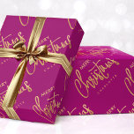 Modern Merry Christmas Custom Script Plum Gold Cadeaupapier<br><div class="desc">Creëer uw eigen vakantie cadeau wrap met dit eenvoudige en elegante ontwerp. Een naadloos diagonaal patroon, met de woorden 'Vrolijk kerstfeest', en gepersonaliseerd met de naam van de ontvanger, uw familienaam of het vakantiejaar. Deze eigentijdse sjabloon is voorzien van stijlvolle scriptbelettering met een faux gold-effect, tegen een paarse-roze pruimenachtergrond. U...</div>