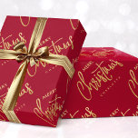 Modern Merry Christmas Custom Script Red Gold Cadeaupapier<br><div class="desc">Creëer uw eigen vakantie cadeau wrap met dit eenvoudige en elegante ontwerp. Een naadloos diagonaal patroon, met de woorden 'Vrolijk kerstfeest', en gepersonaliseerd met de naam van de ontvanger, uw familienaam of het vakantiejaar. Deze eigentijdse sjabloon is voorzien van stijlvolle scriptbelettering met een faux gold-effect, tegen een dieprode achtergrond. U...</div>