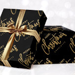 Modern Merry Christmas Custom Script Zwart Goud Cadeaupapier<br><div class="desc">Creëer uw eigen vakantie cadeau wrap met dit eenvoudige en elegante ontwerp. Een naadloos diagonaal patroon, met de woorden 'Vrolijk kerstfeest', en gepersonaliseerd met de naam van de ontvanger, uw familienaam of het vakantiejaar. Deze eigentijdse sjabloon is voorzien van stijlvolle scriptbelettering met een faux gold-effect, tegen een zwarte achtergrond. U...</div>