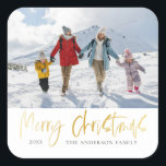 Modern Merry Christmas Faux Gold & Foto Vierkante Sticker<br><div class="desc">Voeg een feestelijke glinstering toe aan uw kerstcadeaus en kaarten met onze gepersonaliseerde Kerst stickers, met "Merry Christmas" in faux metallic gold. Met deze aanpasbare stickers kunt u uw eigen tekst en foto toevoegen, waardoor ze ideaal zijn voor het toevoegen van een persoonlijk tintje aan uw vakantiegroet. Of u nu...</div>