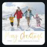 Modern Merry Christmas Faux Gold & Foto Vierkante Sticker<br><div class="desc">Voeg een feestelijke glinstering toe aan uw kerstcadeaus en kaarten met onze gepersonaliseerde Kerst stickers, met "Merry Christmas" in faux metallic gold. Met deze aanpasbare stickers kunt u uw eigen tekst en foto toevoegen, waardoor ze ideaal zijn voor het toevoegen van een persoonlijk tintje aan uw vakantiegroet. Of u nu...</div>