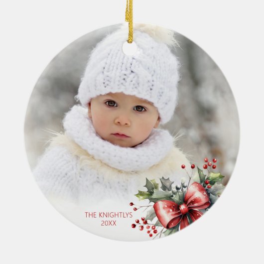 Modern Merry Christmas Fotoscript Holly Bow Keramisch Ornament (Achterkant)