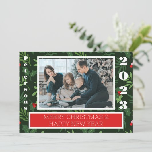 Modern Merry Christmas Greenery Holly 2 foto Feestdagenkaart (Staand voorkant)