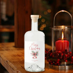 Modern Merry Christmas Script Holly Bow Likeurfles Etiket<br><div class="desc">Deel dit seizoen wat kerstfeestvreugde met gepersonaliseerde Liquor Labels met de begroeting MERRY CHRISTMAS in een moderne, chique kalligrafie script typografie met een waterverf rode boog en hulst en uw aangepaste tekst (getoond met naam en jaar). ASSISTENTIE: Voor hulp bij het aanpassen of personaliseren van het ontwerp, het vergroten of...</div>