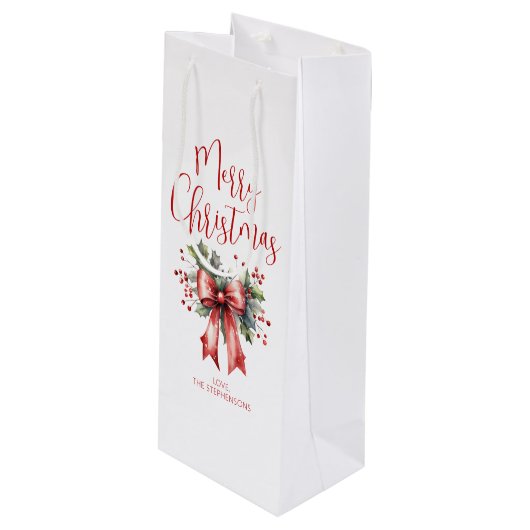 Modern Merry Christmas Script Holly Bow Naam Wijn Cadeautas (Voorkant Gekanteld)
