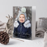 Modern Merry Christmas Script Sneeuw Flurries Foto Feestdagen Kaart<br><div class="desc">Wens vrienden en familie een prettige kerstmis met een leuke feestelijke fotokaart! De voorzijde van de kaart is voorzien van uw verticale foto met subtiele sneeuwvloeren die aan de kaart grenzen. "Vrolijk kerstfeest" wordt weergegeven in een wit, trendy kalligrafiekscript met de naam van uw gezin hieronder. De binnenkant van de...</div>