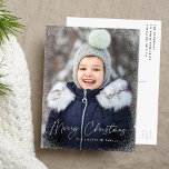Modern Merry Christmas Script Sneeuw Flurries Foto Feestdagenkaart<br><div class="desc">Wens vrienden en familie een prettige kerstmis met een schattig briefkaart op de feestelijke foto! Het briefkaart is voorzien van een verticale foto aan de voorkant met subtiele sneeuwvloeren die aan de kaart grenzen. "Vrolijk kerstfeest" wordt weergegeven in een wit, trendy kalligrafiekscript met de naam van uw gezin hieronder. Het...</div>