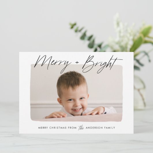 Modern Merry en Bright Black Script Foto Feestdagenkaart (Staand voorkant)