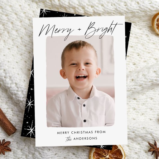 Modern Merry en Bright Black Script Foto Feestdagenkaart